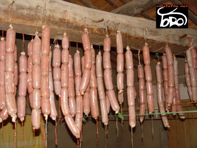 Chorizos colgados en el baral para su curación