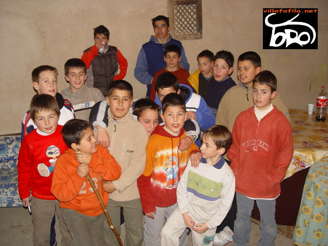 Niños haciendo los Compadres.