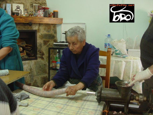 Embutido del chorizo en la tripa